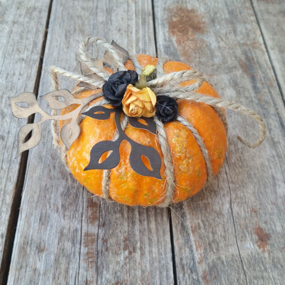 For this one I used hints of black in the ivy (black CCB cardstock) and black flowers, no raffia or misting.