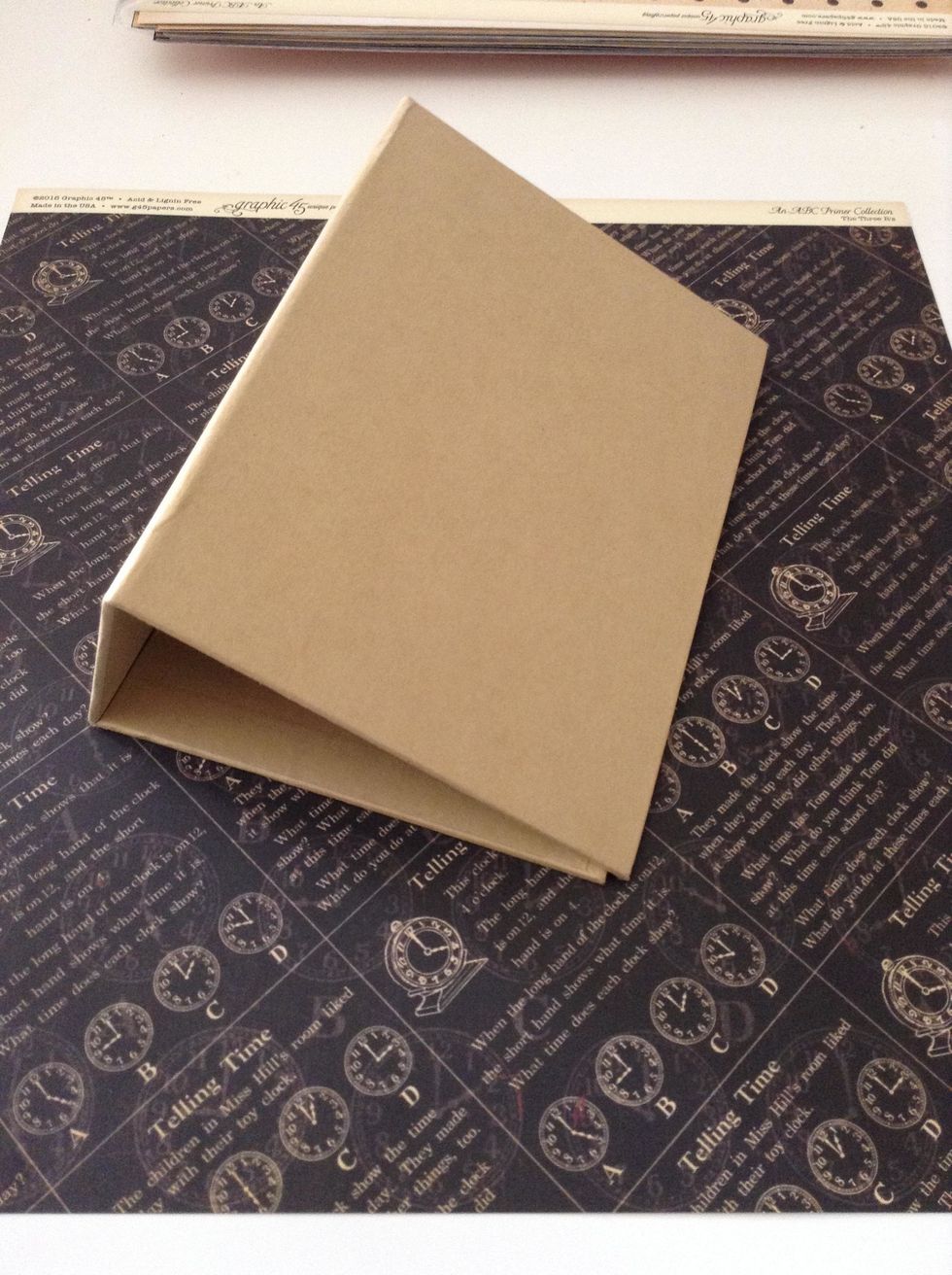 For this project I have used the covers of a Graphic 45 Book Box - Kraft, and ABC Primer deluxe collector\u00b4s.