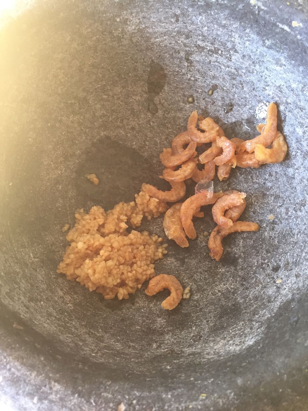 For this recipe, you will need to keep pounding all the ingredients. Pound garlic and shrimp until it's mash up.