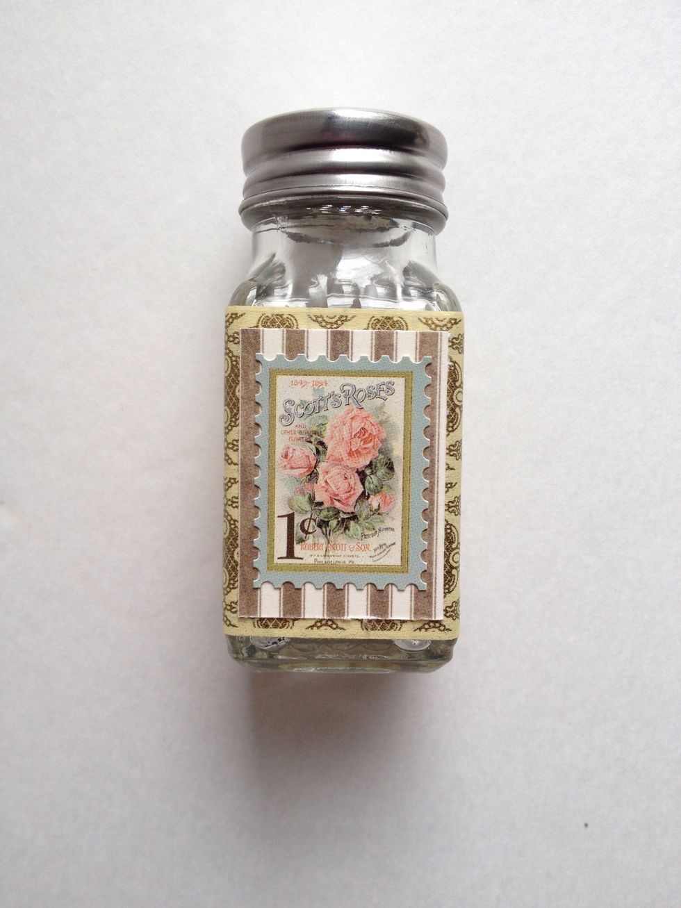 For your pepper shaker, follow the same steps as your salt shaker, but choose a different sticker for the front.