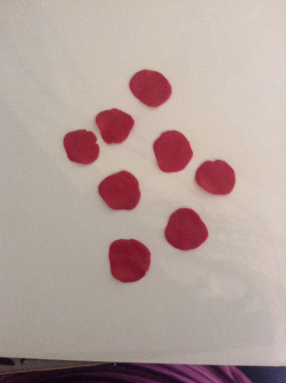 Form 8 flat circles with the clay.