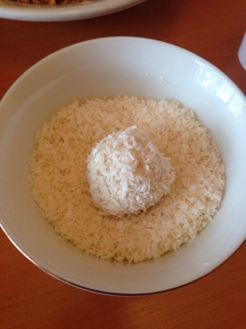 Form a ball and cover with coconut flakes.
