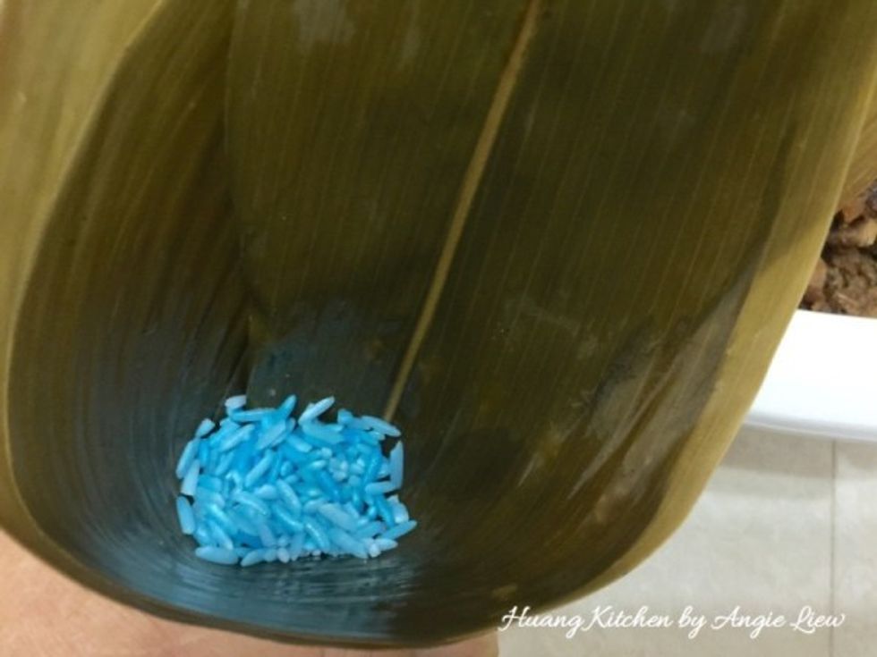 Form a well in the cone by filling with 1 tsp of blue tinted coloured rice.