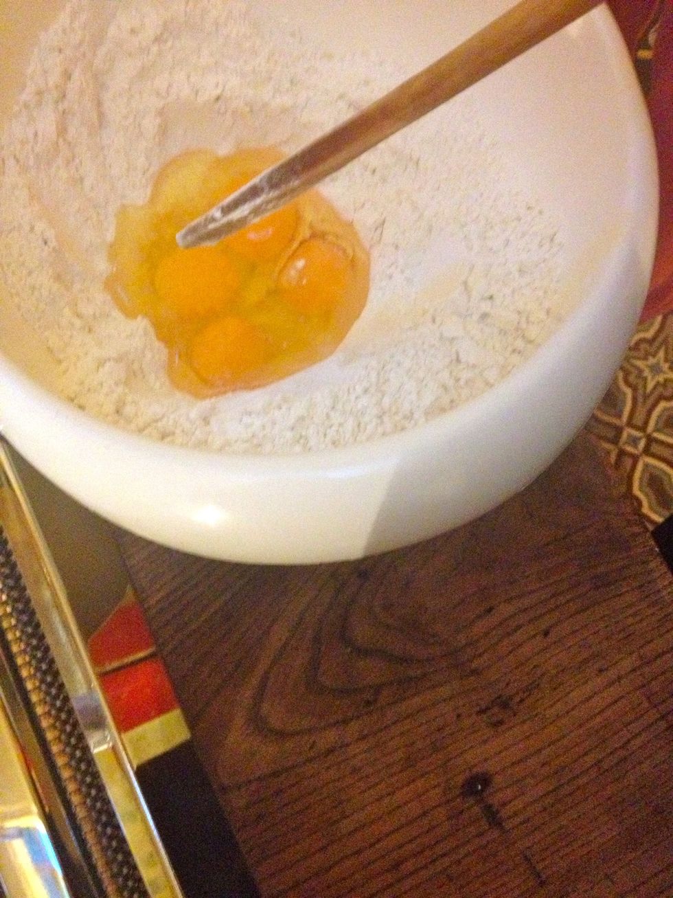 Form a well in the flour and place the eggs. Mix eggs in the flour gradually. Finish mixing the dough by hand (it must be uniform and thick).