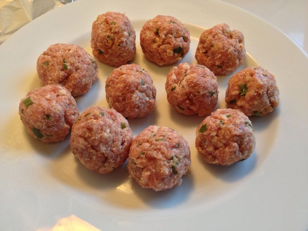 Form the meatballs into small balls the size of a walnut. Put them on a plate covered with plastic wrap. Put them in the fridge for at least half an hour.