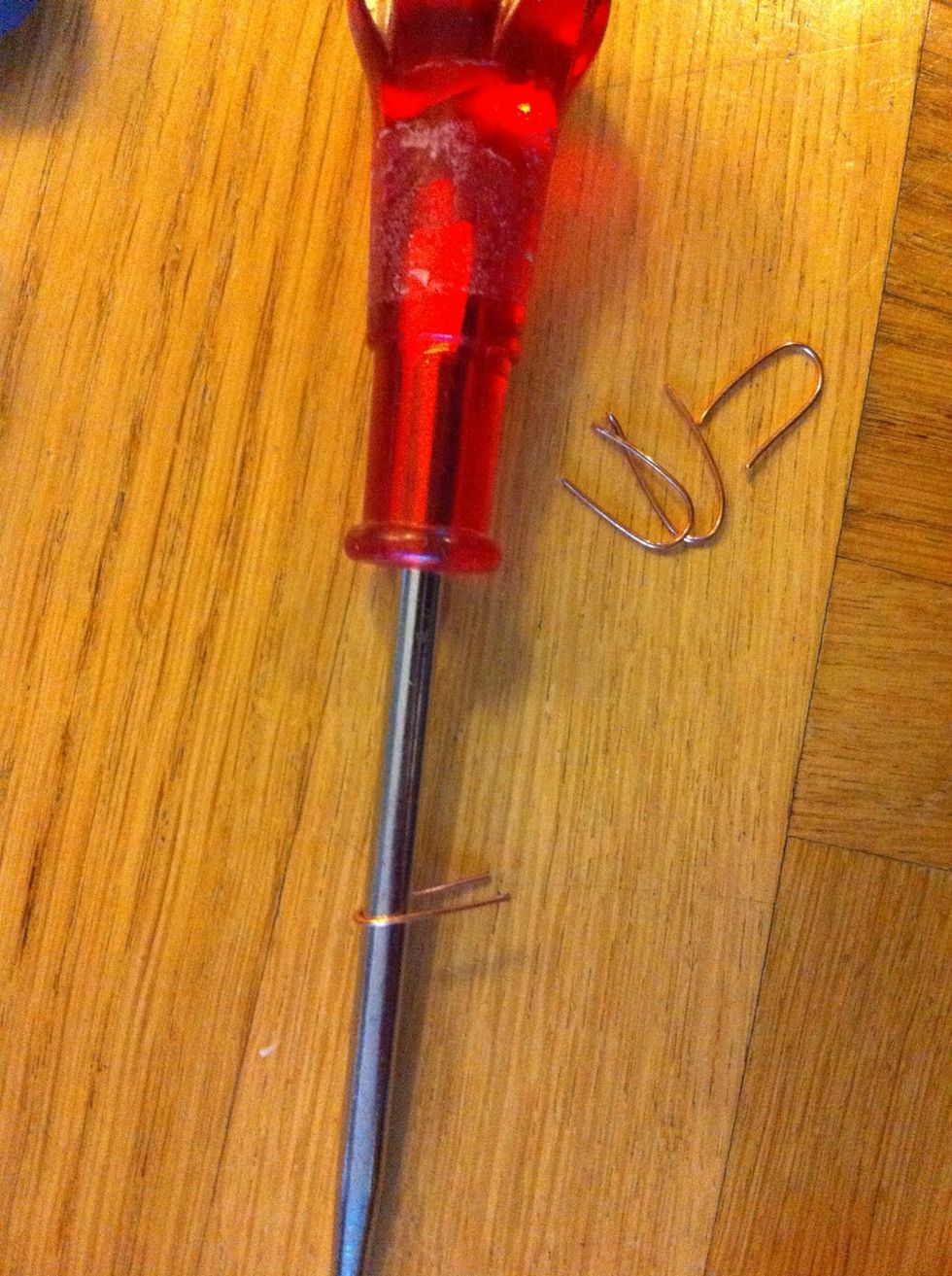 Forma tr\u00e5dbitarna till sm\u00e5 b\u00e5gar. Anv\u00e4nd n\u00e5got runt som form!