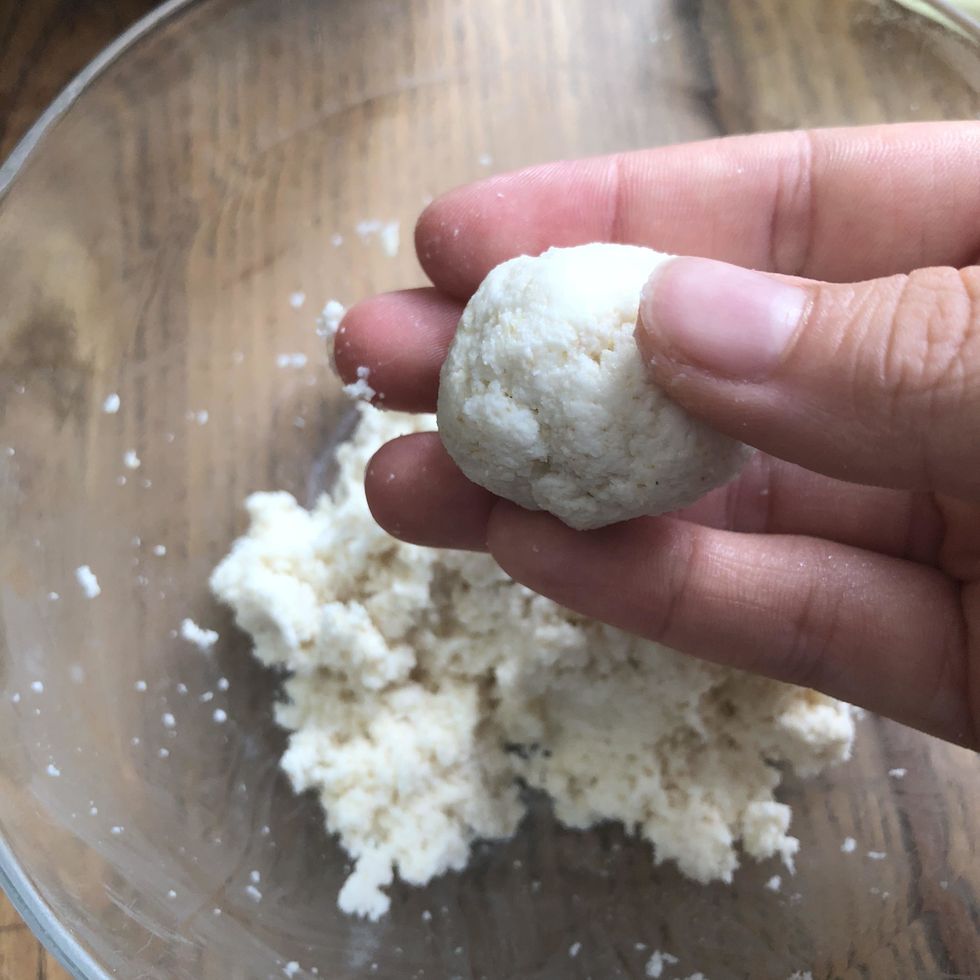 Former des petites boules entre vos mains. Les r\u00e9server.