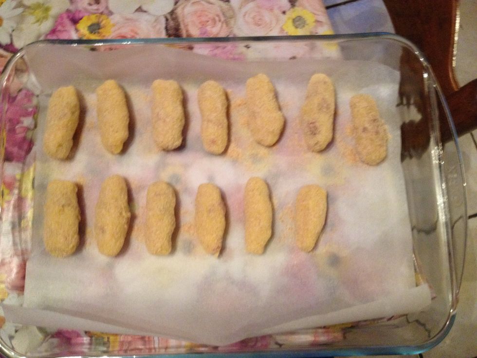 Formez des croquettes avec ce m\u00e9lange. Passez les croquettes dans le chapelure et les placer sur une plaque avec du papier sulfuris\u00e9.