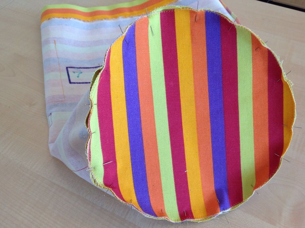 Forts\u00e4tt att n\u00e5la ihop botten och v\u00e4skdelen. Om allt blivit r\u00e4tt ska de passa ihop bra. Om v\u00e4skdelen \u00e4r lite f\u00f6rstor kan man l\u00e4gga n\u00e5gra sm\u00e5 veck, om botten \u00e4r f\u00f6rstor f\u00e5r du be om hj\u00e4lp.