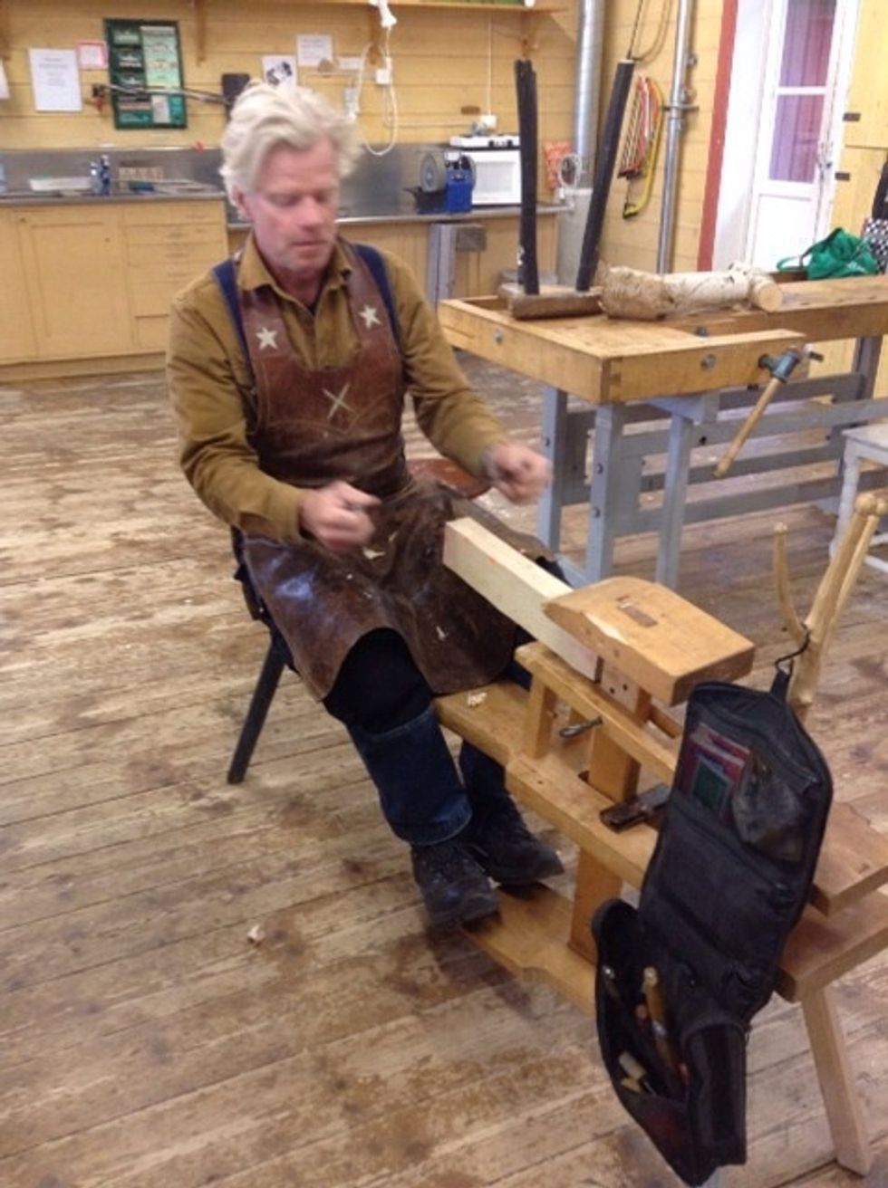 Forts\u00e4tt forma ditt tr\u00e4\u00e4mne till den form du vill ha med hj\u00e4lp av en bandkniv i en t\u00e4ljh\u00e4st.