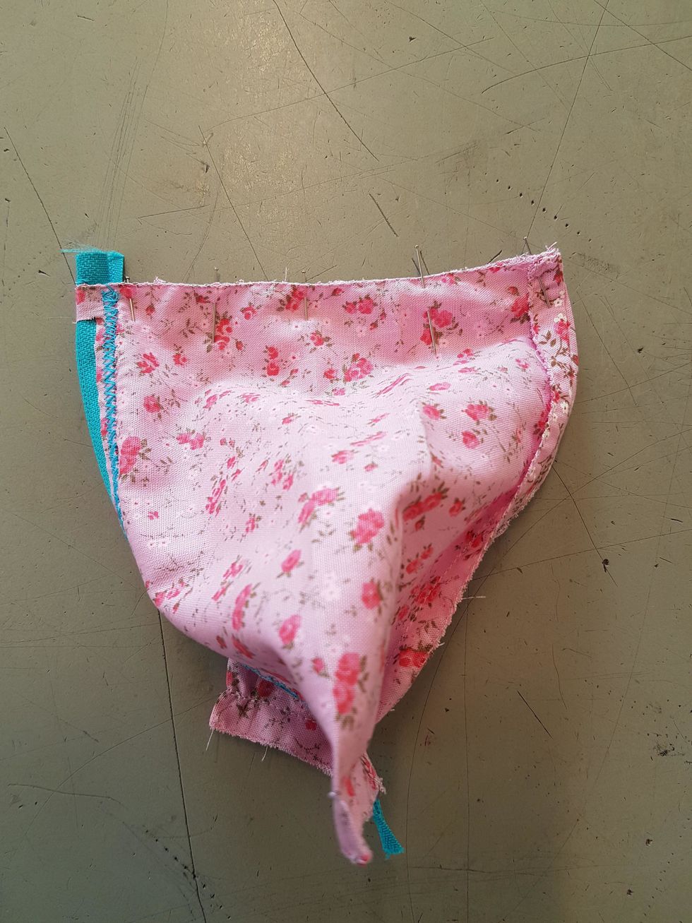 Forts\u00e4tt ha ditt arbete s\u00e5 att avsigsidan \u00e4r ut\u00e5t. \u00d6ppna upp s\u00e5 att halva dragkedjan \u00e4r \u00f6ppen. Tv\u00e4rn\u00e5la andra kanten omv\u00e4nt mot den andra. Sy med raks\u00f6m, gl\u00f6m inte f\u00e4sta!