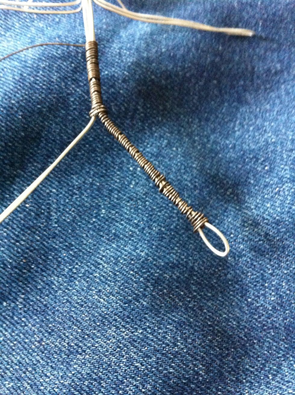 Forts\u00e4tt linda hela benets l\u00e4ngd och n\u00e4r du kommer i rumph\u00f6jd lindar du ihop b\u00e5da bentr\u00e5darna. Forts\u00e4tt linda kroppen.