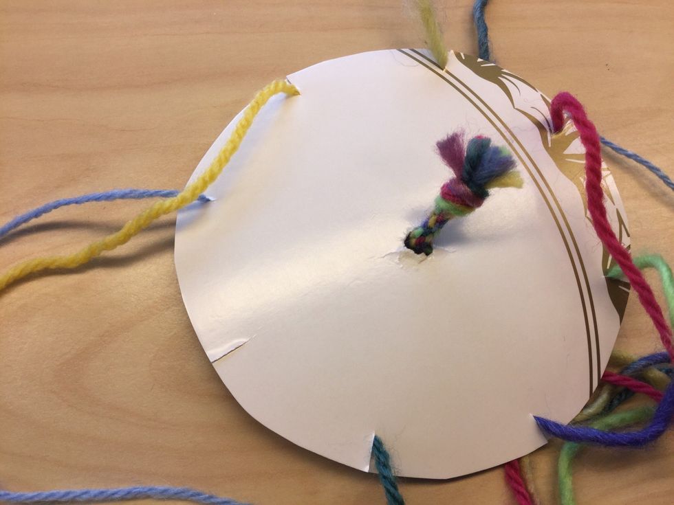 Forts\u00e4tt med att ta den tredje tr\u00e5den fr\u00e5n det tomma jacket och s\u00e4tt i det tomma jacket. Efter ett tag kommer det att bildas en snodd p\u00e5 undersidan av plattan.