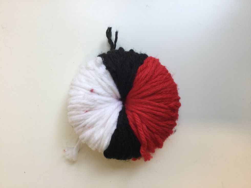 Forts\u00e4tt sedan Linda r\u00f6tt p\u00e5 r\u00f6tt, svart p\u00e5 svart och vitt p\u00e5 vitt tills det inte g\u00e5r att linda mer genom h\u00e5let i mitten. Anv\u00e4nd dubbelt garn s\u00e5 g\u00e5r det fortare.