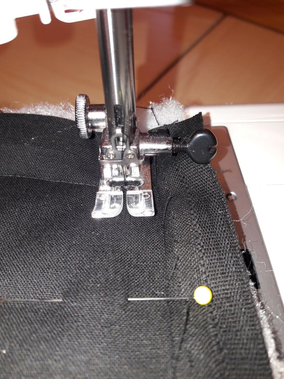 Forts\u00e4tt sy n\u00e4sta sida. Lyft pressarfoten likadant i alla h\u00f6rn.