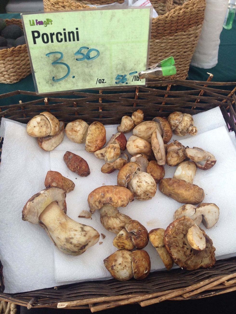 Found some fresh porcini mushrooms at the local farmer's market and so I finally decided to make a guide for a very simple yet amazing dish, risotto ai porcini.