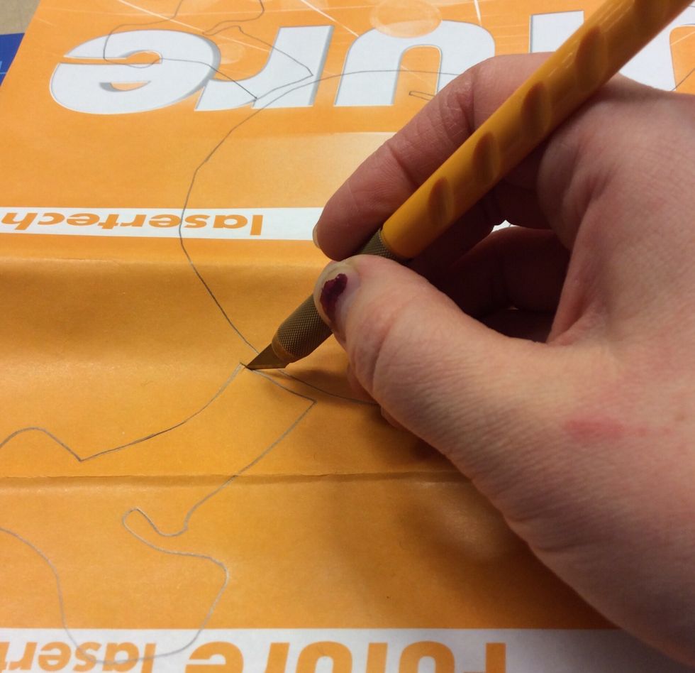 Fr\u00e5ga l\u00e4raren om kniven. T\u00e4nk p\u00e5 att alltid ha den vinklade delen p\u00e5 kniven ner\u00e5t och att ALLTID sk\u00e4ra mot dig sj\u00e4lv (aldrig ifr\u00e5n dig). Sk\u00e4r p\u00e5 alla linjer.