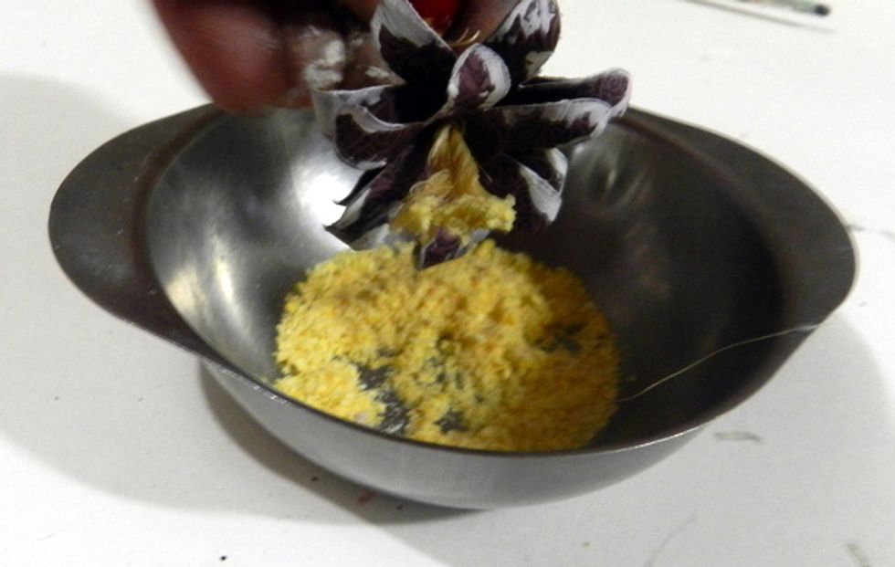 Fraying the string , pass it on the glue and after on the cornmeal.