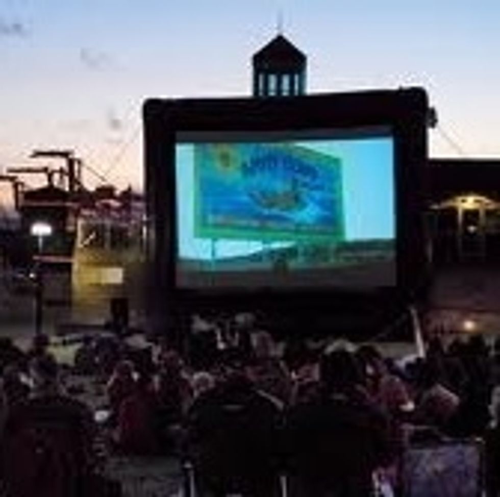 Free year round events abound at Oakland's waterfront including outdoor movies, dancing under the stars, food festivals, music & recreation. There are also about a dozen restaurants around the Square.