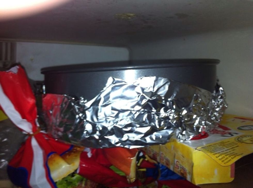 Freeze the crust for about 5-10 minutes while you prepare the filling.