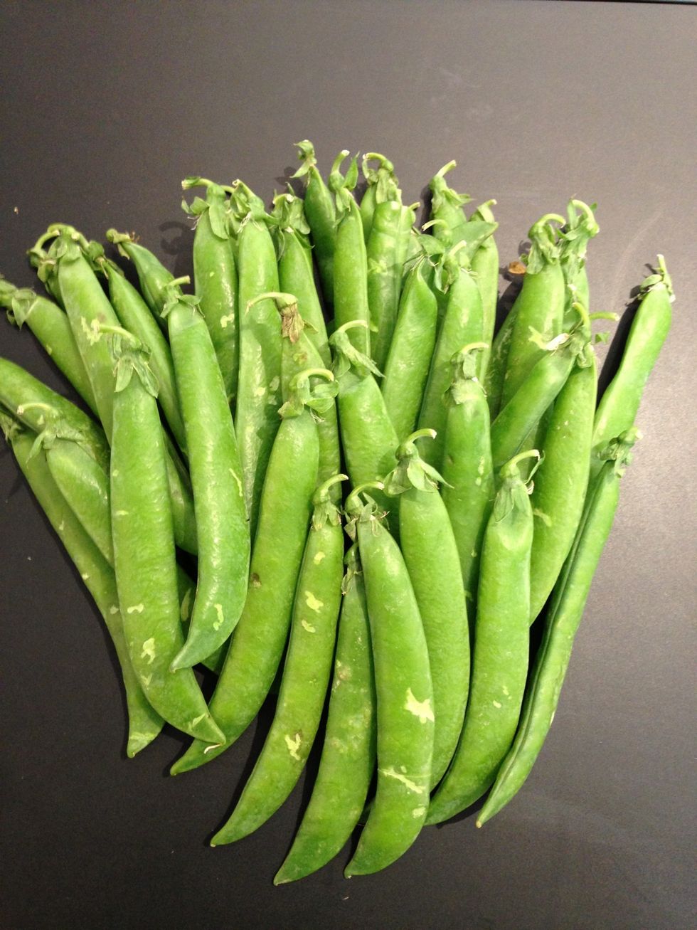 Fresh sweet snap peas. 500 g will render 100-120 g peas