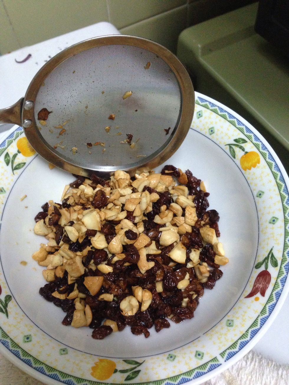 Fried cashew nuts and raisins.