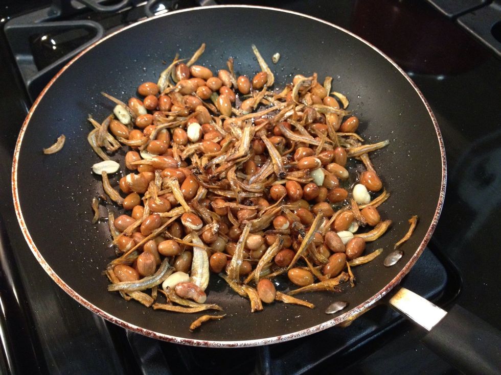 Fried dried anchovies together with nut