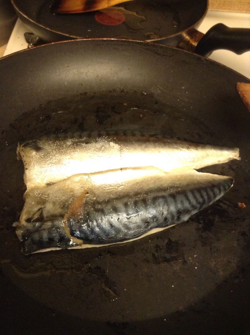 Fried Mackerel with a little bit oil.