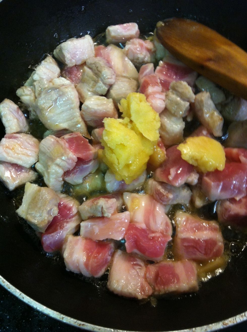 Fried the pork with Palm sugar and add a bit dark soy sauce will make nice color