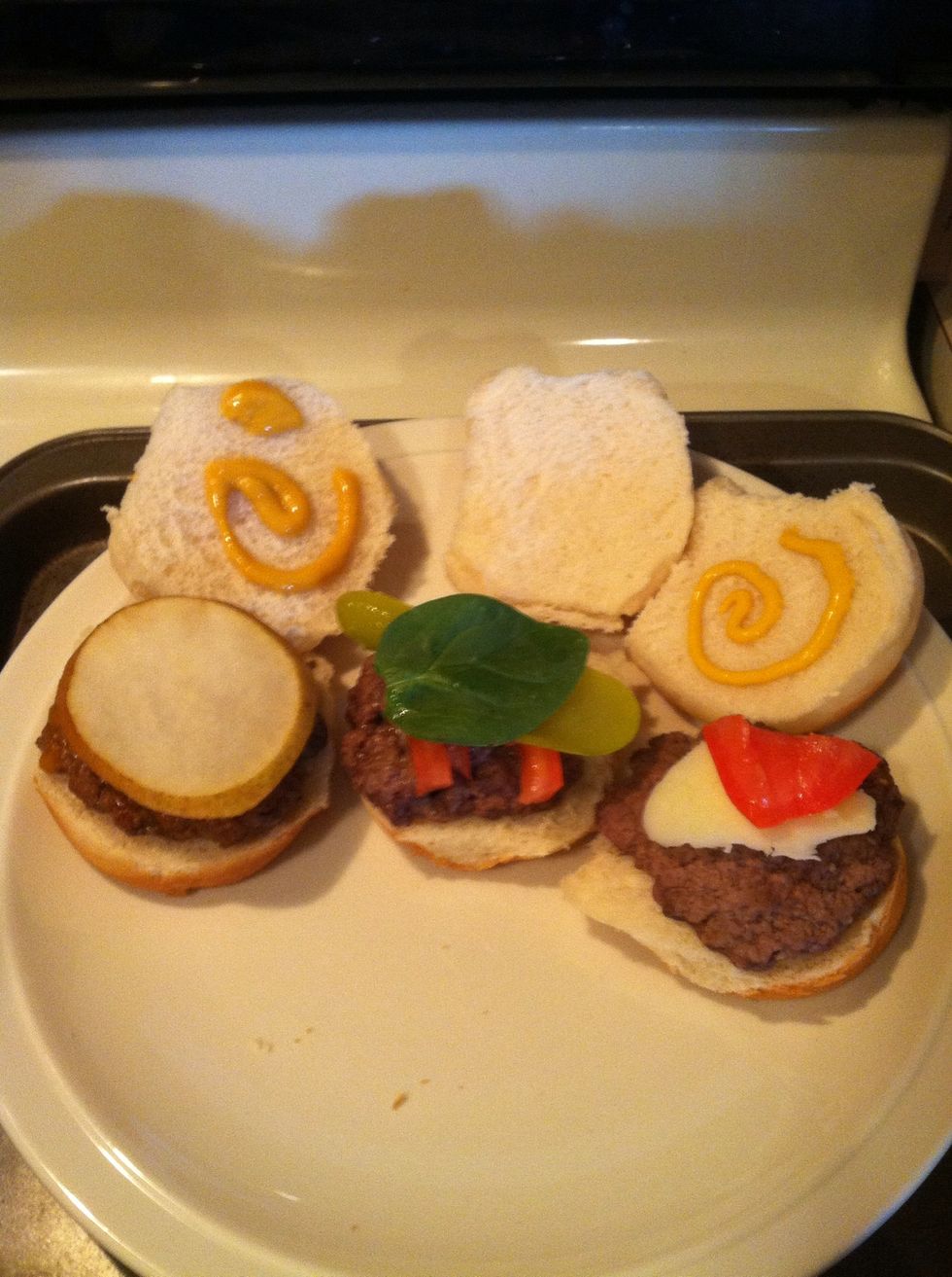 From L to R: cheddar cheese burger - pear, honey mustard (sub: yellow mustard); garlic pepper burger - dill pickle, tomato, spinach; hot red pepper burger - pepperjack cheese, tomato, ketchup.