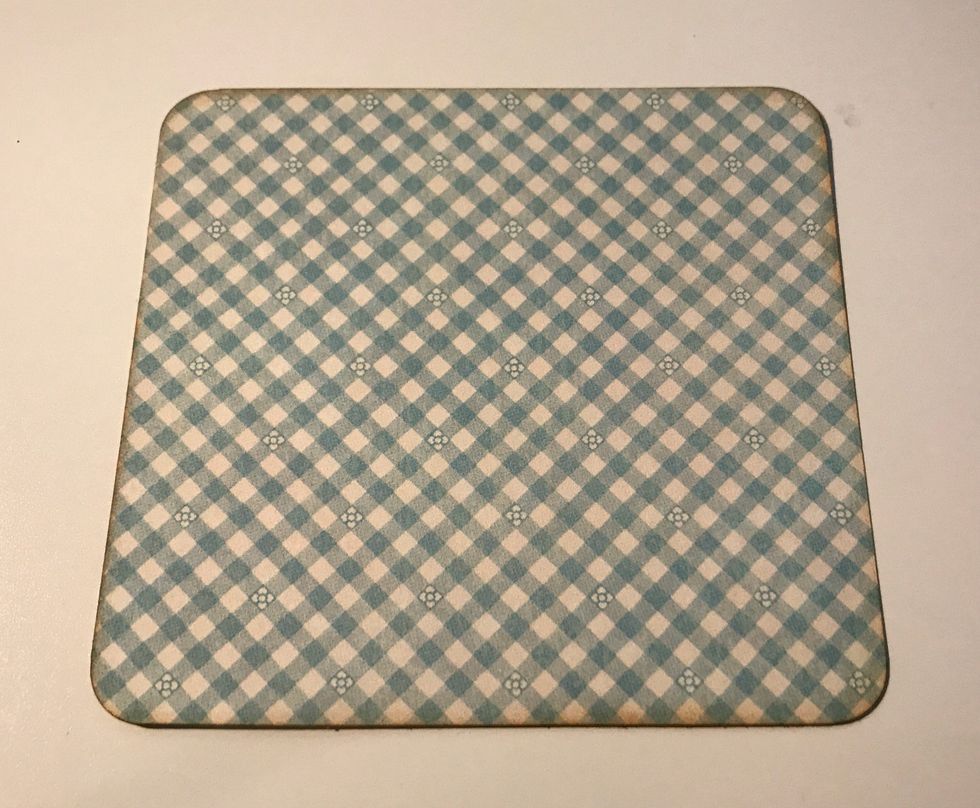 From the blue checkered paper, cut a piece that measures 3 7/8" x 3 5/8". Round the corners. Ink the edges of the paper using Vintage Photo Distress Ink and a Blending Tool with foam.