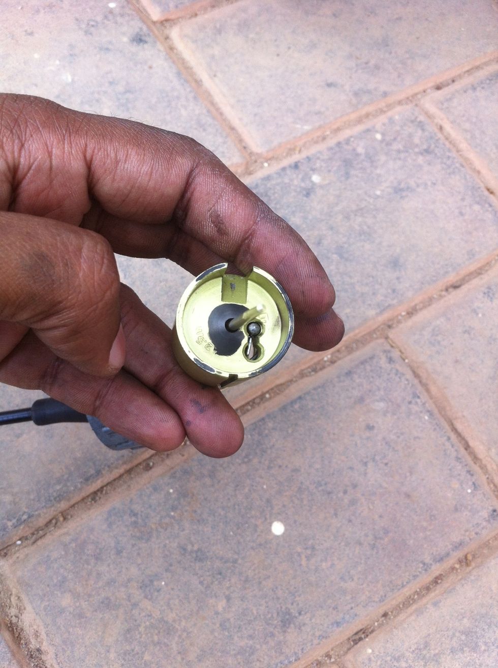 From the bottom of the piston you can see the two slots which are used for the cable to be routed in and locked.