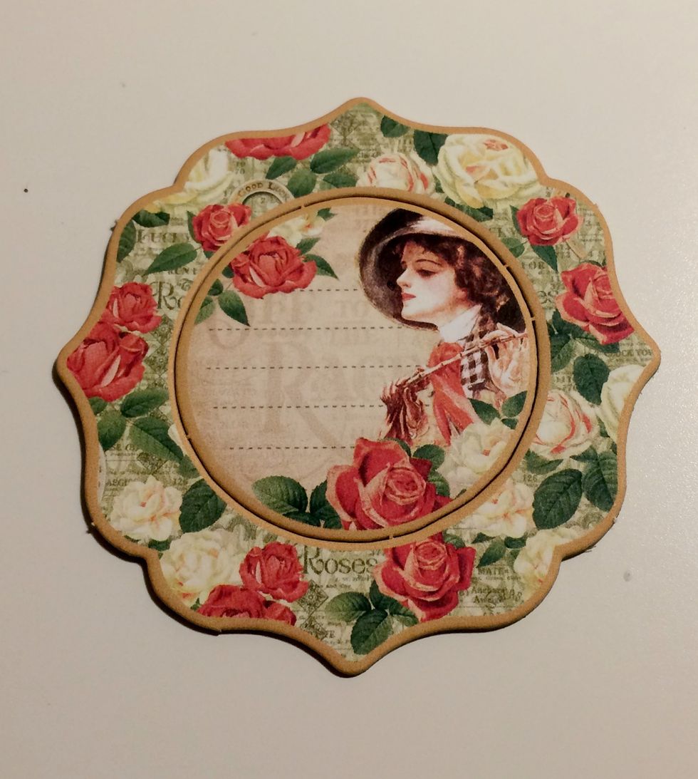 From the Chipboard 1 package, take out the large frame with round insert. Make sure both pieces stay together.