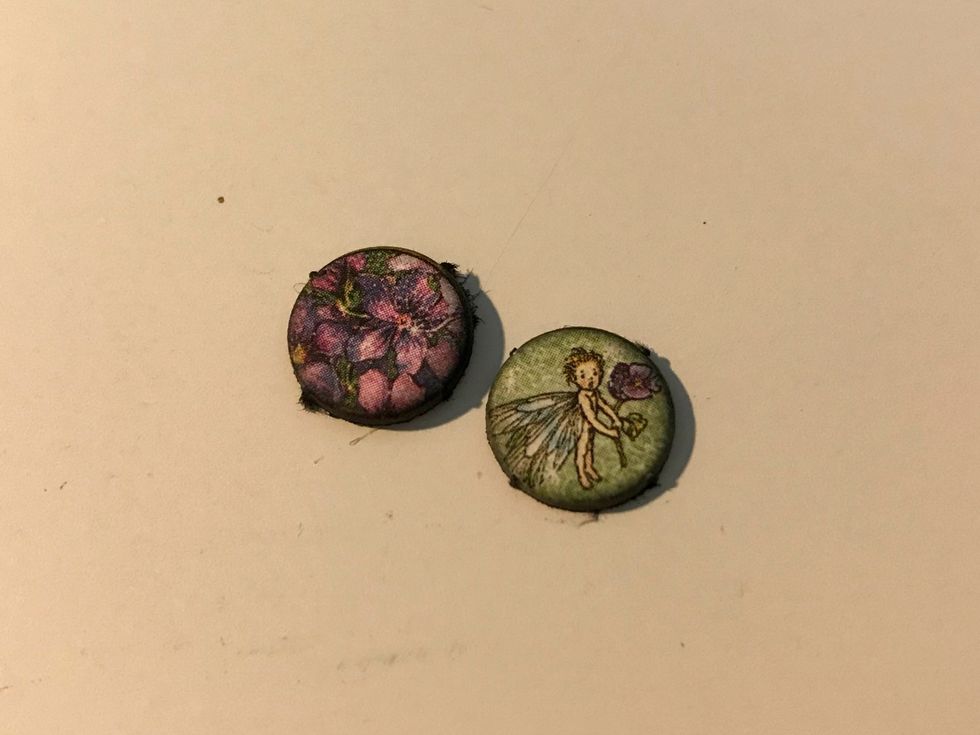 From the chipboard pieces, punch out two of the small circles. Ink the edges of the circle using Photogenic Ink and a blending tool.