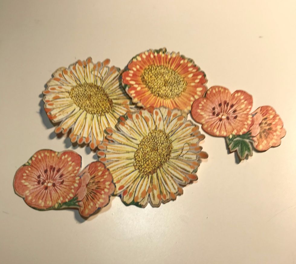 From the floral paper, fussy cut three daisies and two pink flower bunches. Ink the edges of the flowers with Vintage Photo Distress Ink and a blending tool with foam.