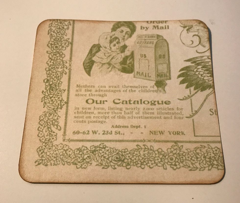 From the green word paper, cut a piece that measures 4" x 3 3/4". Round the corners. Ink the edges of the paper using Vintage Photo Distress Ink and a Blending Tool with foam.