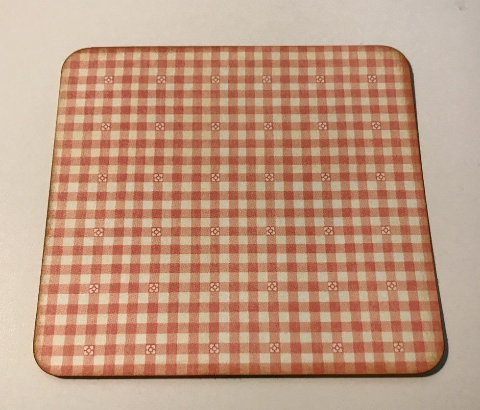 From the pink checkered paper, cut a piece that measures 3 7/8" x 3 5/8". Round the corners. Ink the edges of the paper using Vintage Photo Distress Ink and a Blending Tool with foam.