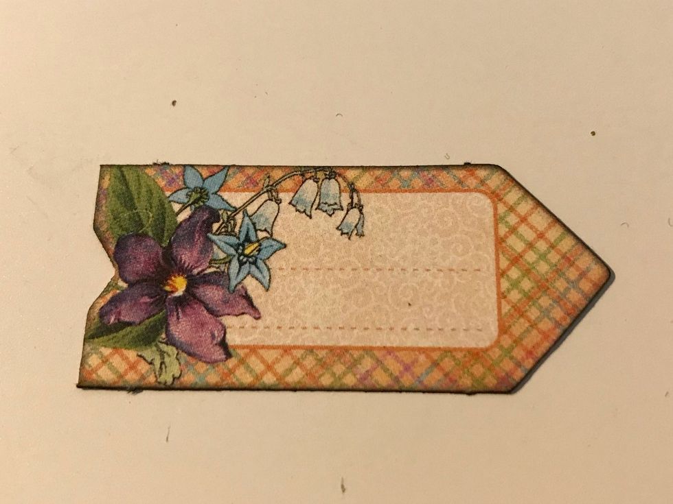 From the Tags & Pockets, take one of the arrow journaling pieces out. Ink the edges of the arrow using Photogenic Ink and a blending tool with foam.