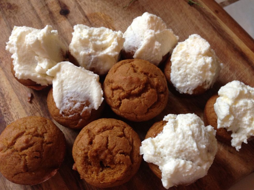 Frost generously using a butter knife or icing spatula. Sprinkle walnuts on top (optional).