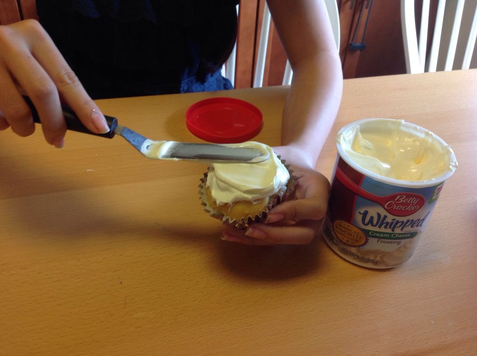 Frost the cupcakes to make a smooth layer.