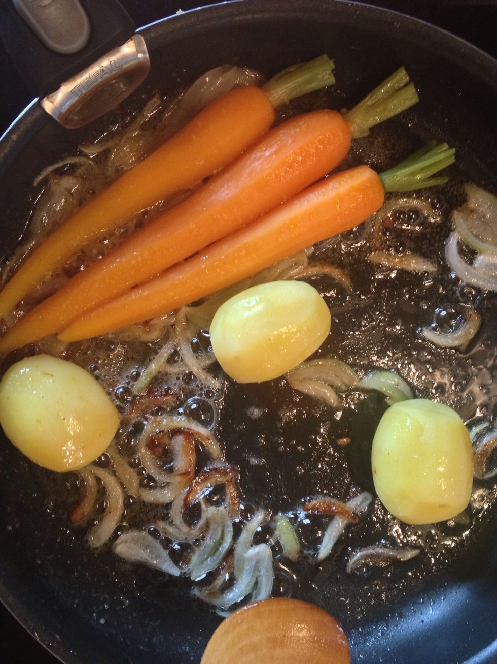 Fry carrots and potatows