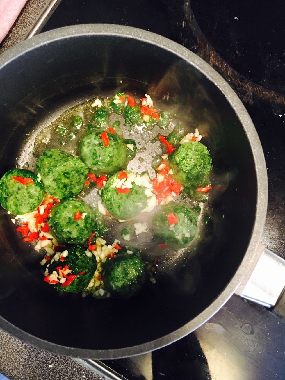 Fry garlic, chili and spinach in a casserole with olive oil
