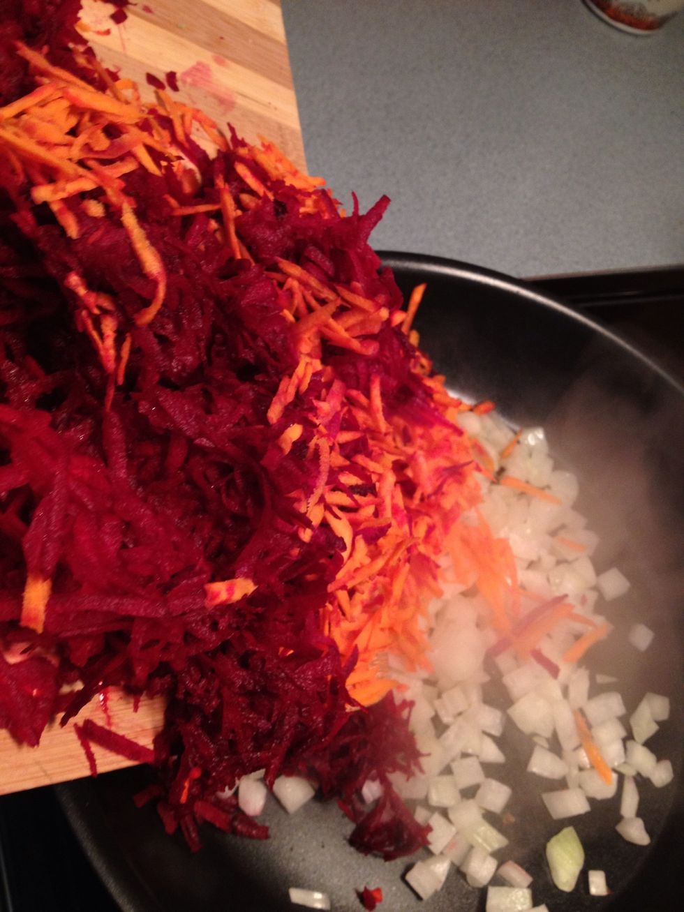 -Fry in a frying pan shredded beets, carrot and onion for 8-10min