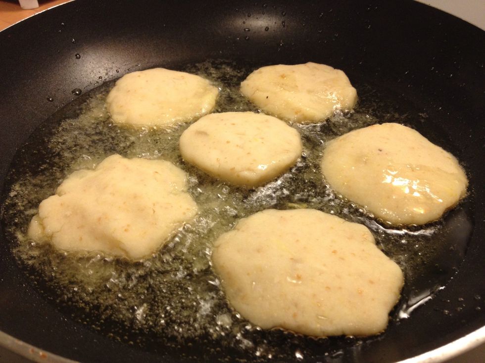 Fry in olive oil. Too much oil and the tater platz will fall apart. Too little oil and they won't brown up crispy. (This was a little too much oil)