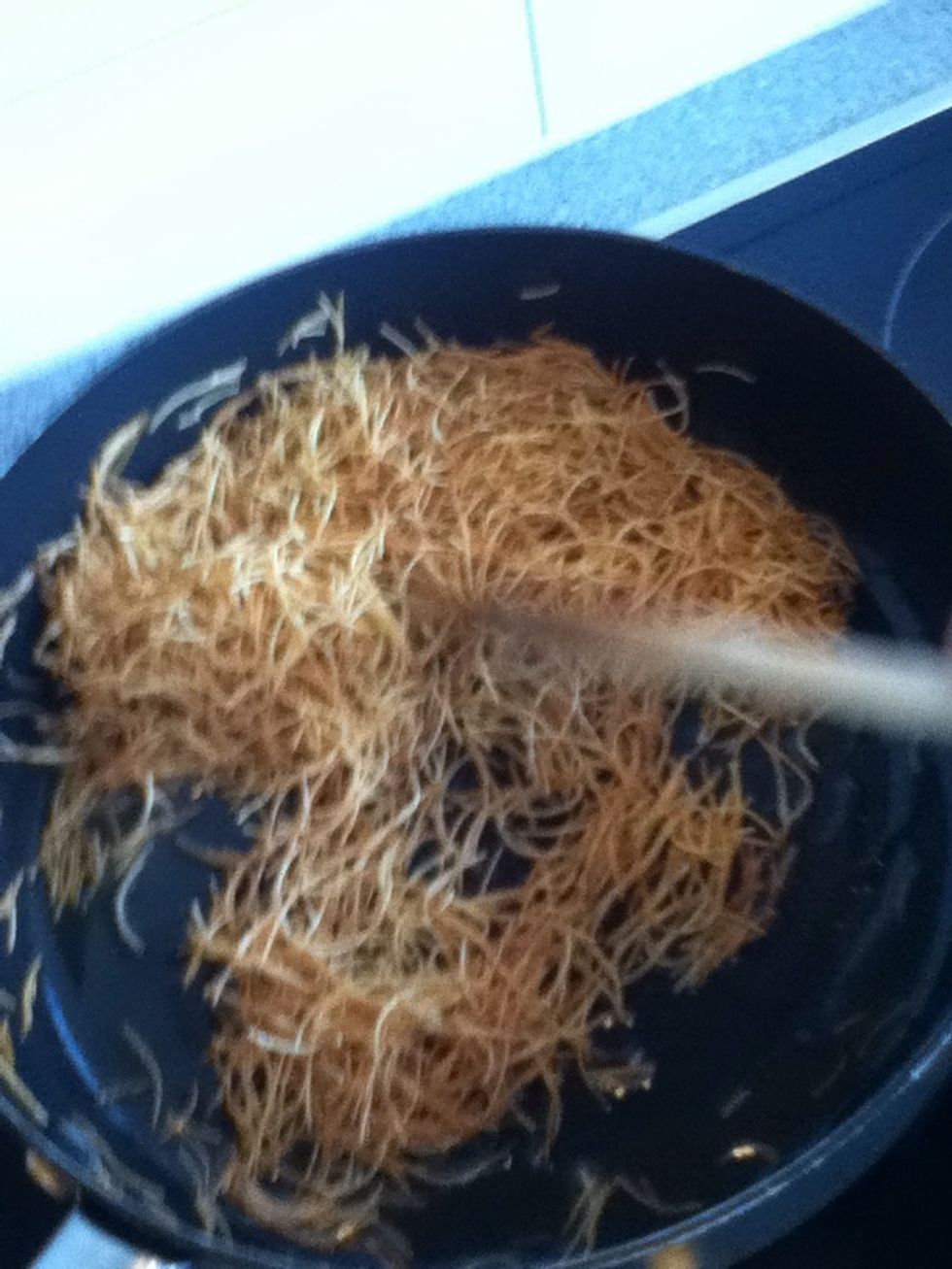 Fry it until the fideos get a soft brown.