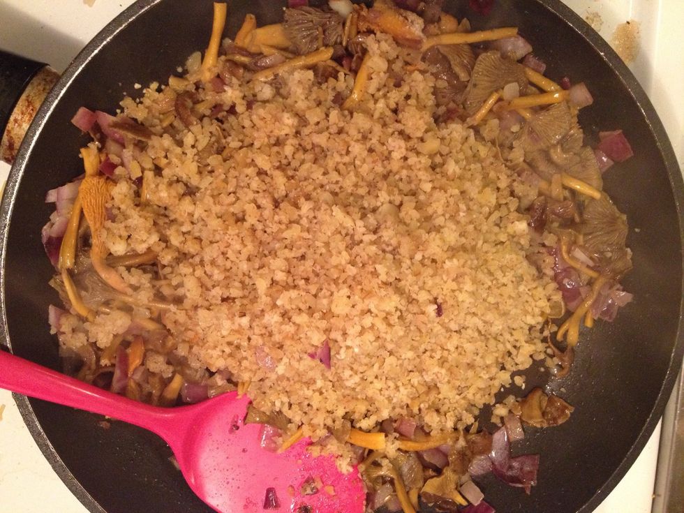 Fry mushrooms and onions with butter in a pan. Salt and pepper. Then pour over the grated cheese and stir quickly. (In this particular one I mixed cheese and nuts for a change)