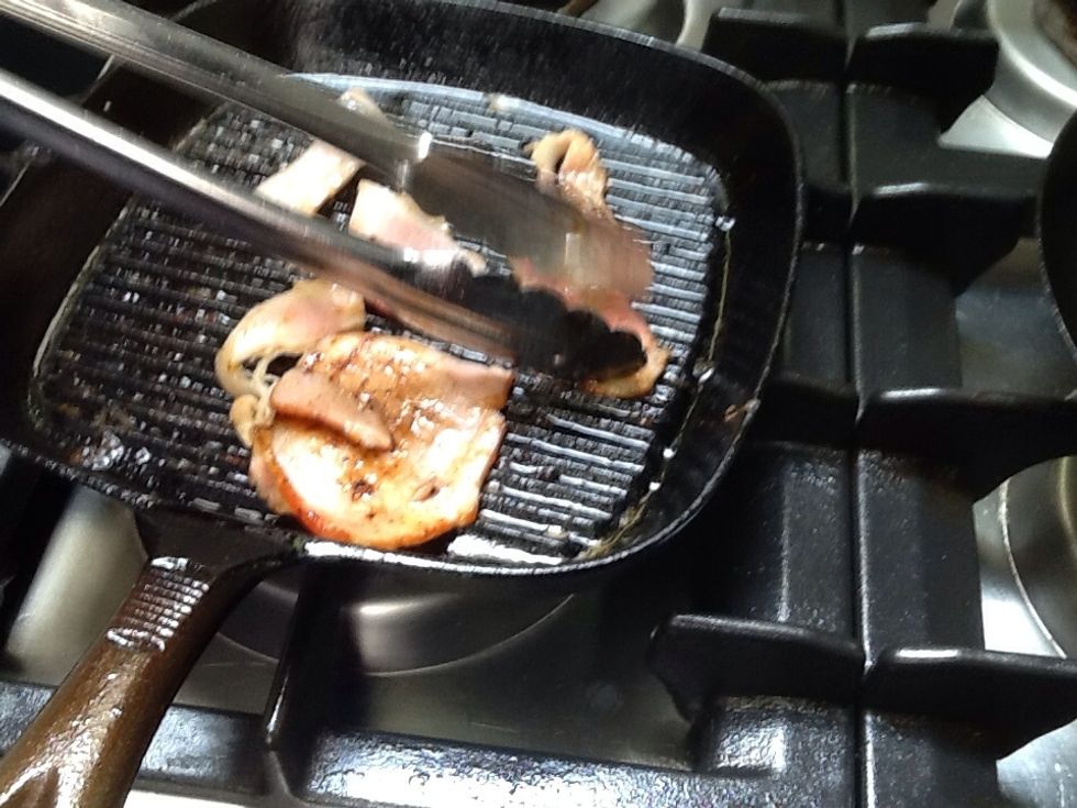 Fry of the bacon in the chop pan on medium heat after cutting off the Rhine and fat