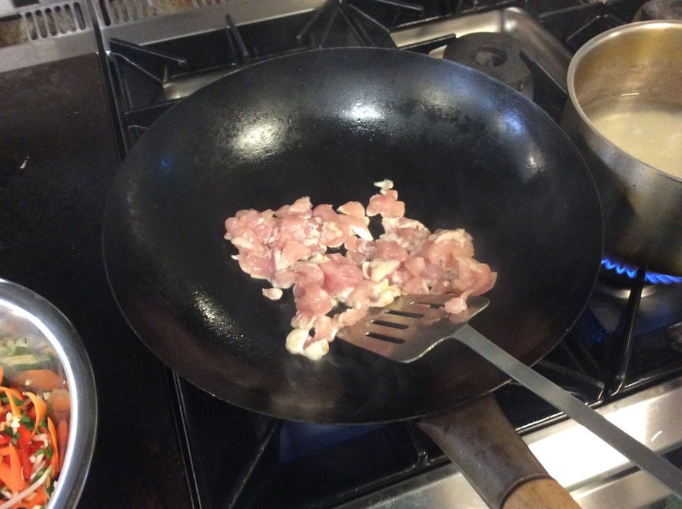 Fry the chicken in the wok for 4 minutes
