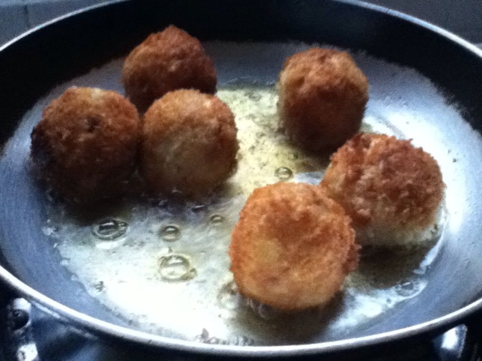 Fry the croquette in oil at medium heat and cooked until golden brown.