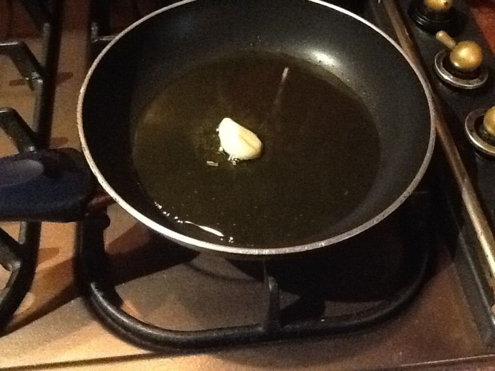 Fry the garlic in the frying pan with the olive oil